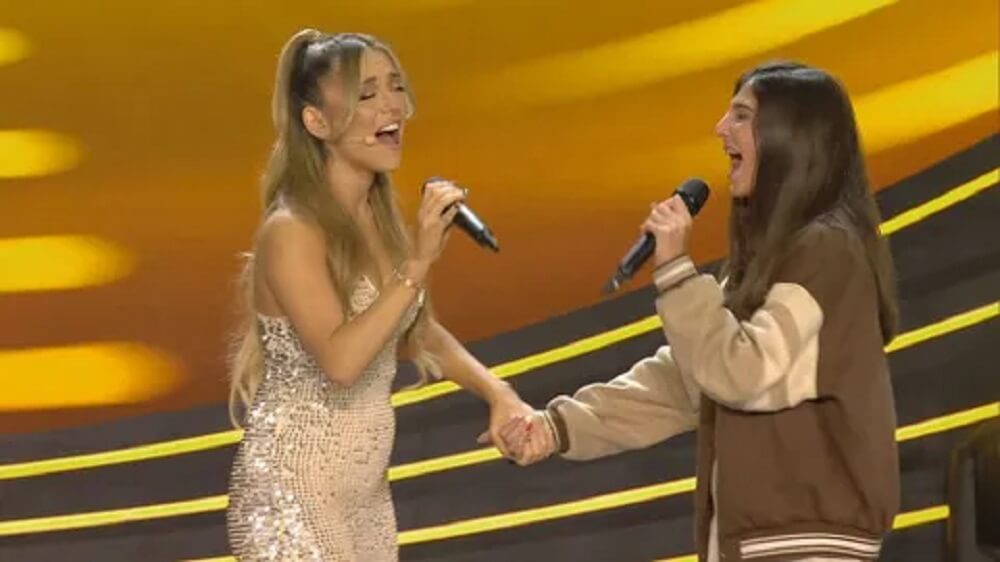 Ana Mena cantando